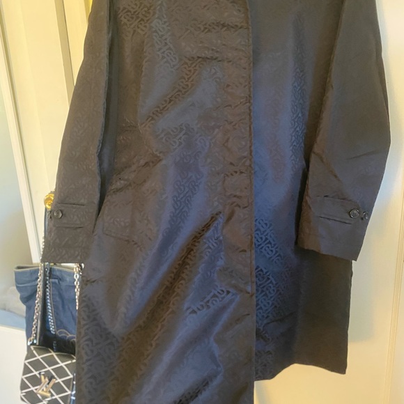 NWT black Burberry trench in subtle and sophisticated TB print - Picture 8 of 11